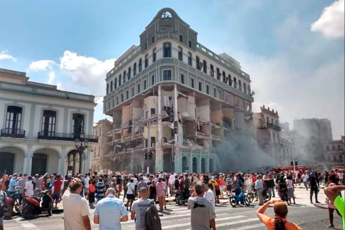 La explosión en el Hotel Saratoga de La Habana provocó caída de mampostería y una destrucción parcial de su fachada.