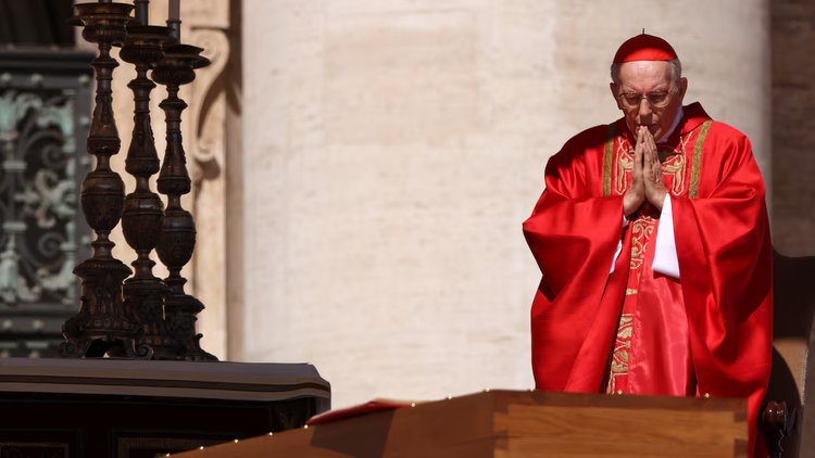El cardenal Giovanni Battista Re ofreció una homilía emotiva.