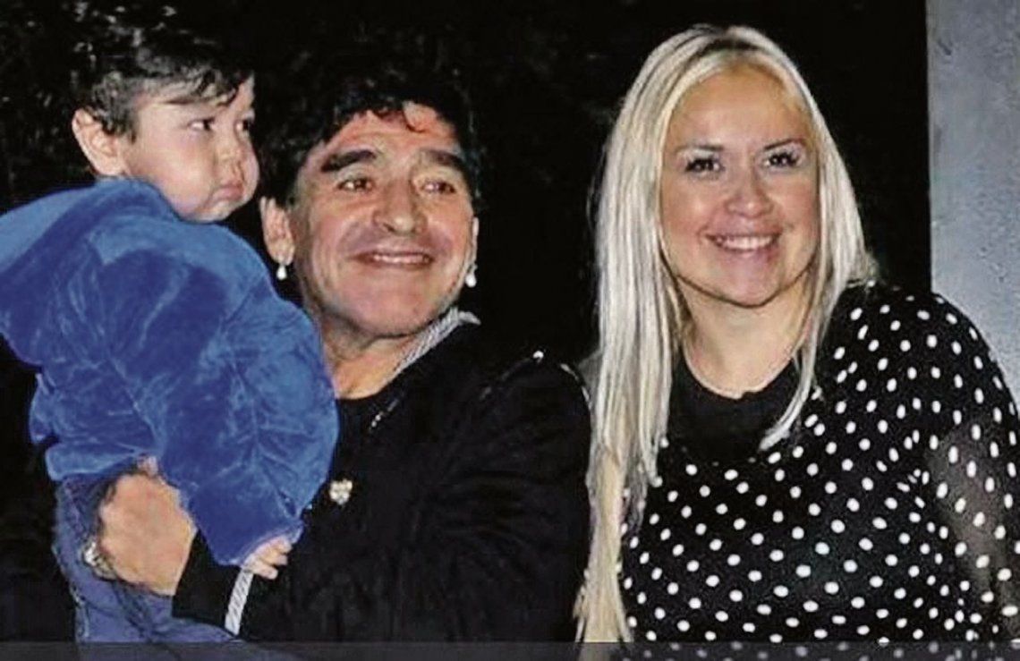 Diego Maradona y Verónica Ojeda parten rumbo a México