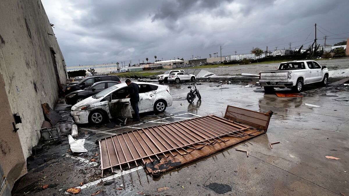 Un tornado arrasa gran parte del sur de California