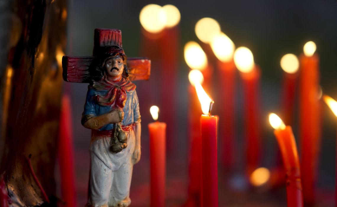 La celebración del Gauchito Gil reúne a miles de devotos en la localidad correntina de Mercedes.