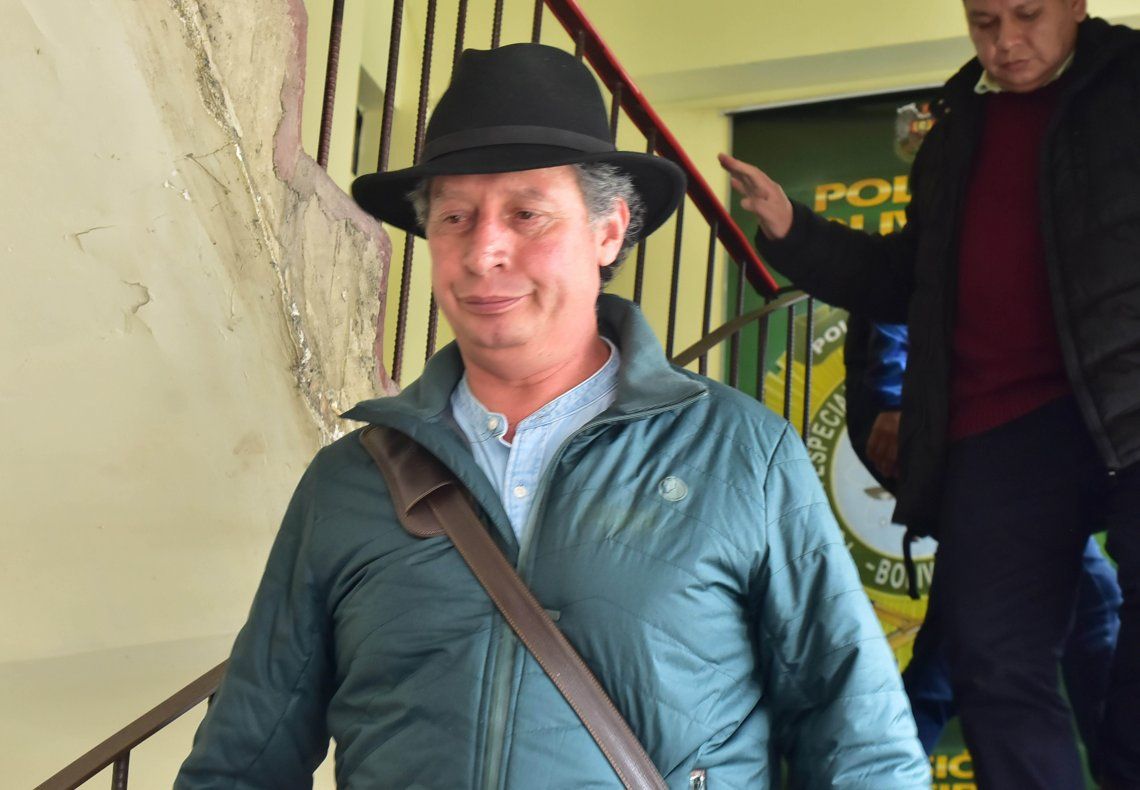 El ex ministro boliviano de Minería César Navarro sale de una comisaría.