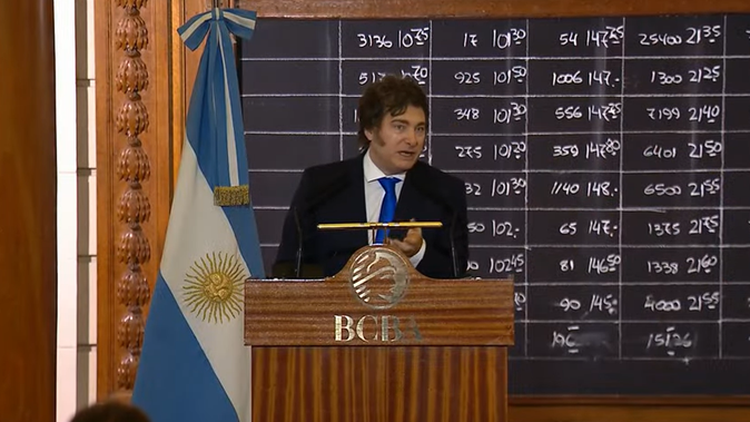El presidente Javier Milei compartió y celebró unas encuestas favorables al Gobierno que publicó el vocero Manuel Adorni.