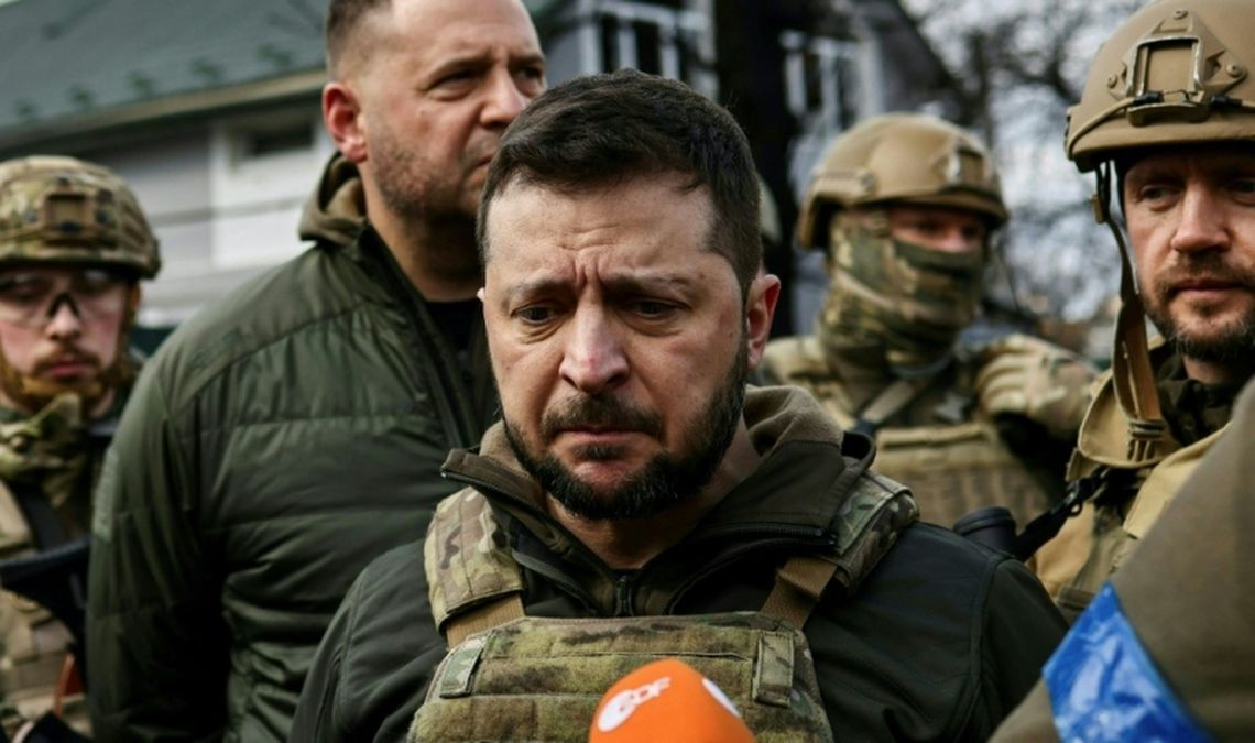 Zelenski﻿ vestido de militar