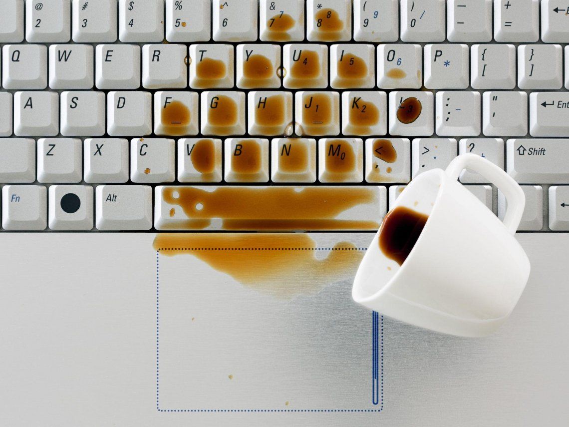 Derramé líquido sobre el teclado: qué hacer ante uno de los accidentes más típicos