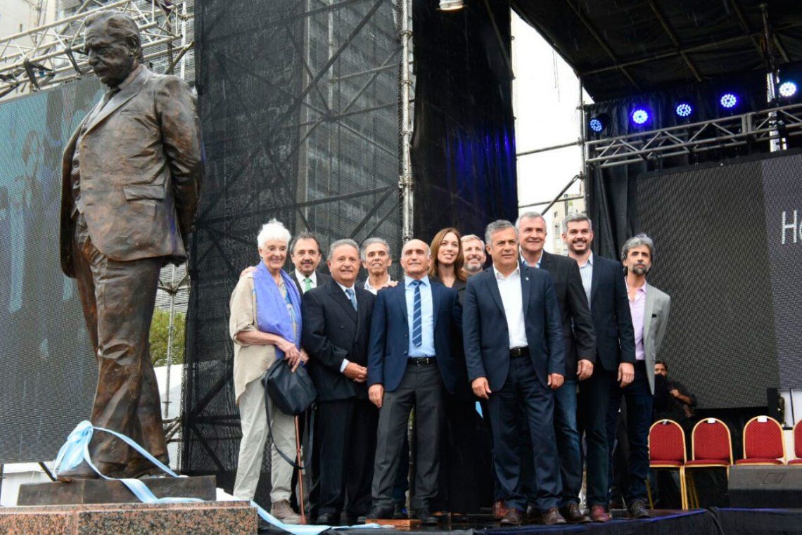 Video | Inauguraron la estatua de Alfonsín en La Plata y Macri mandó un mensaje