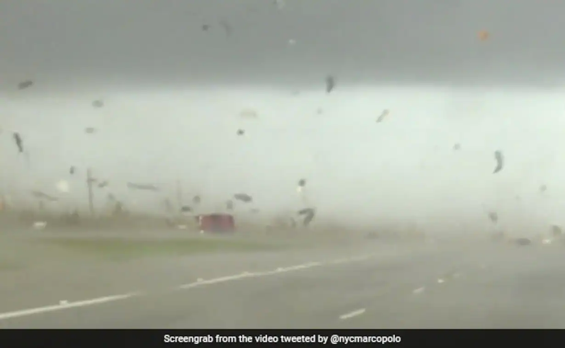 Impactantes imágenes: un auto con personas dentro quedó atrapado en un tornado