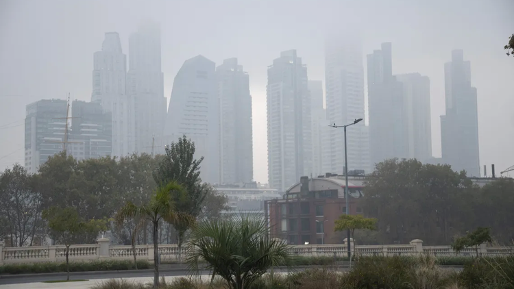 La Ciudad de Buenos Aires y el conurbano bonaerense tendrán un sábado fresco, con cielo nublado y probabilidad de lluvias aisladas hacia la tarde y la noche.