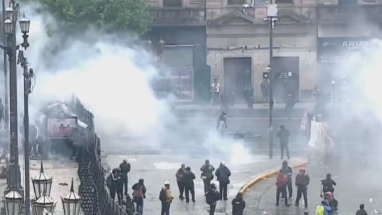 Corridas y enfrentamientos entre manifestantes y la policía en la marcha universitaria frente al Congreso