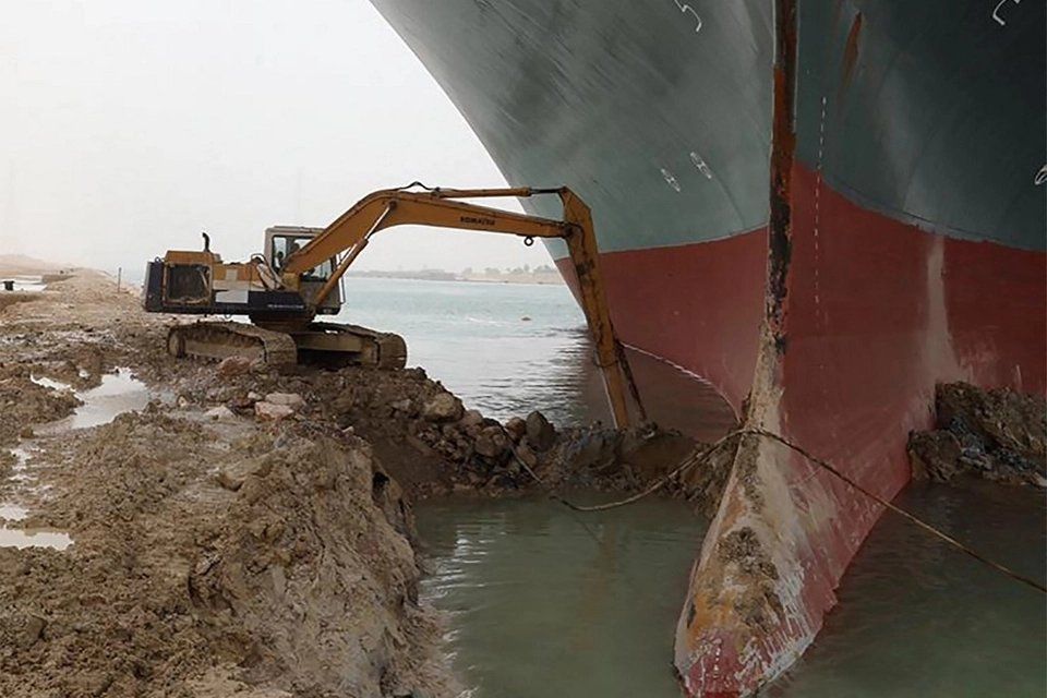 El titánico trabajo que se realiza para desbloquear el Canal de Suez