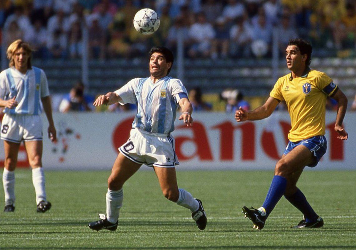Subastaron la camiseta que Maradona usó ante Brasil en el Mundial de Italia 90