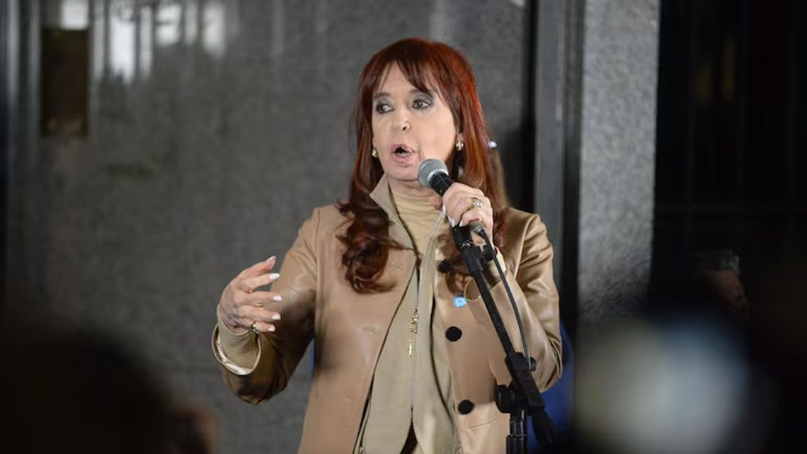 Cristina Kirchner salió a la puerta de la sede del PJ para hablar luego de que se diera a conocer el fallo que la condena a seis años de prisión. 
