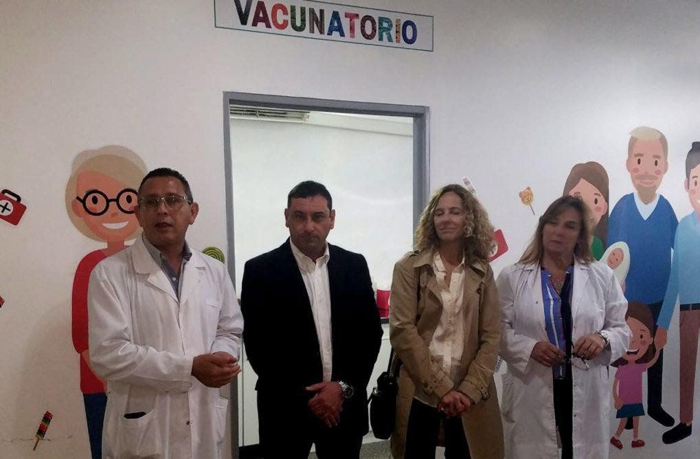 El director Horacio Cabrera -primero a la izquierda- durante la inauguración del Vacunatorio.