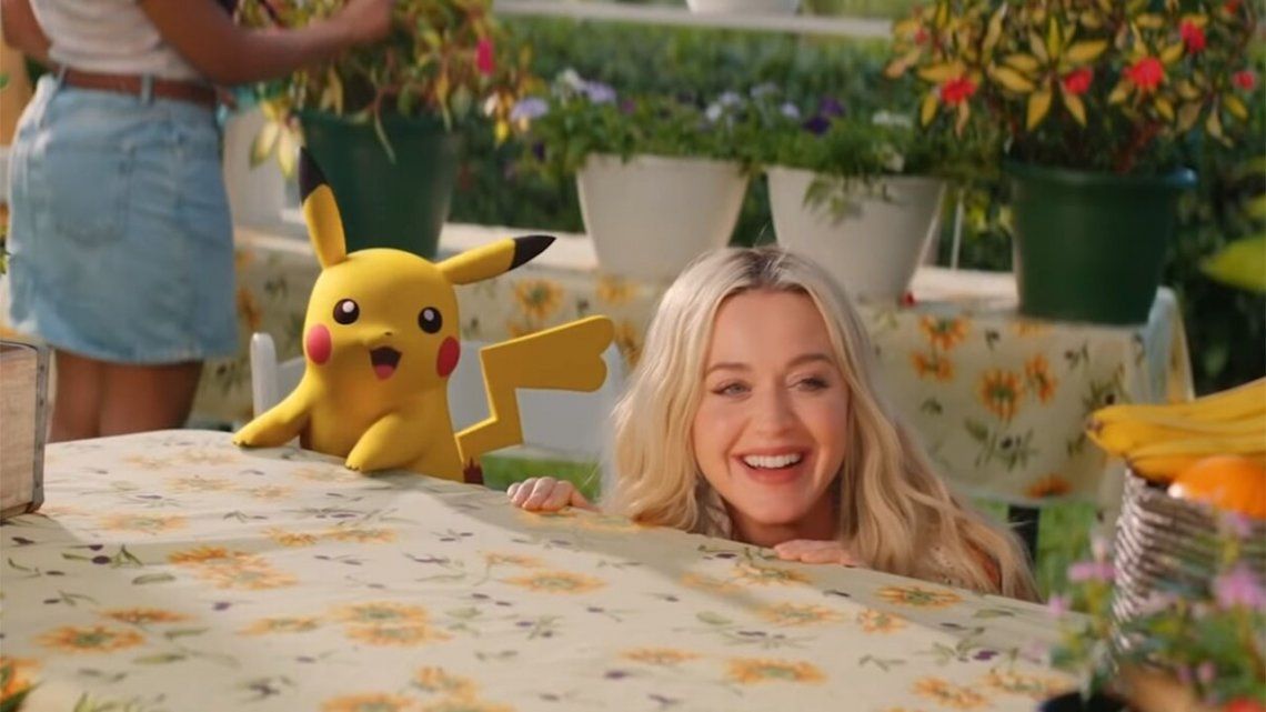 Katy Perry repasa su pasado junto a Pikachu en su nuevo tema.