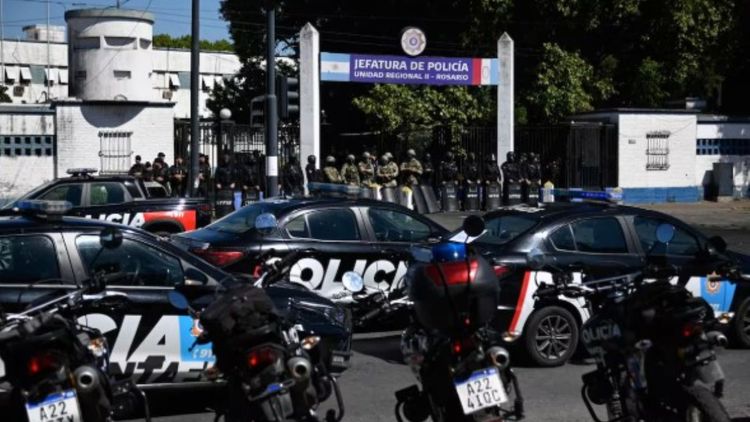 Este miércoles, continúa la protesta frente a la Unidad Regional II, en Ovidio Lagos al 5200, con más de 30 patrulleros, sirenas encendidas y quema de neumáticos.&nbsp;