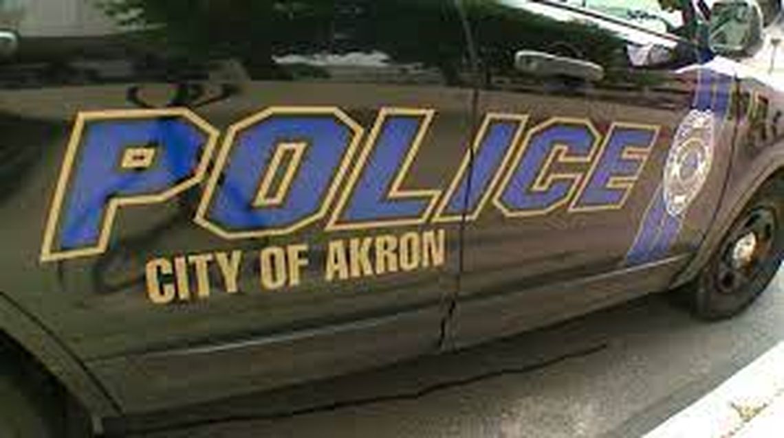 La policía de Akron esta acusada de matar de 60 tiros a una persona.