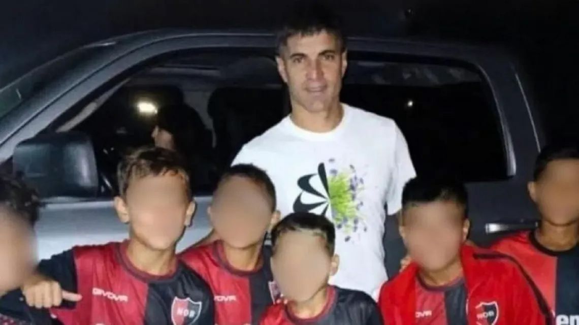 La foto que generó polémica: los pibes de Newells con Ignacio Malcorra