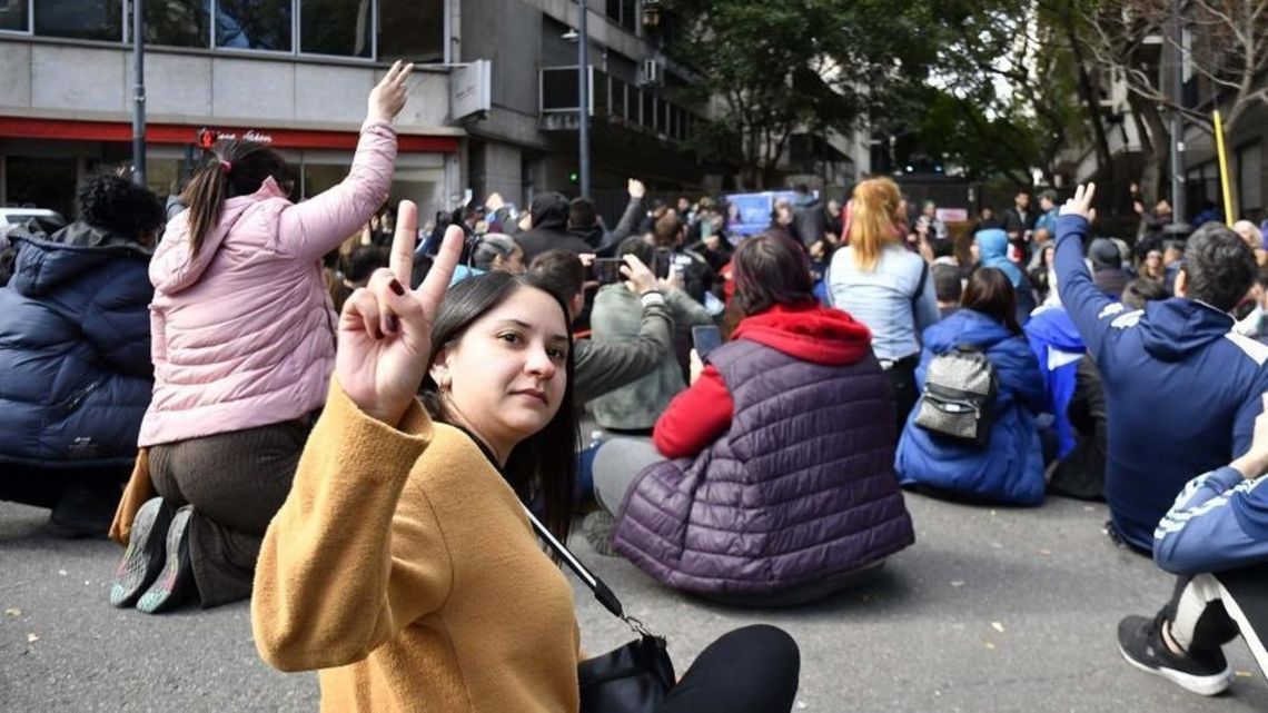 Recoleta: sentada en Recoleta contra el vallado del departamento de Cristina Kirchner (Foto Télam - Eliana Obregón) 