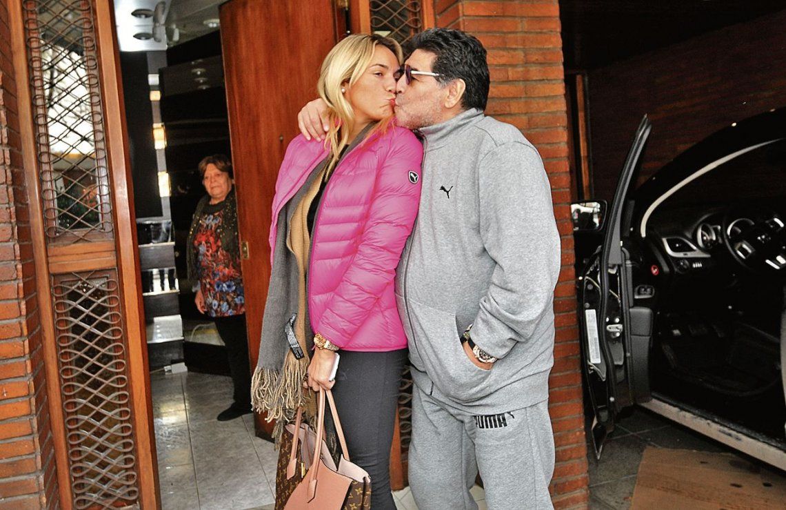 A los mimos, Diego Maradona posó con Rocío Oliva