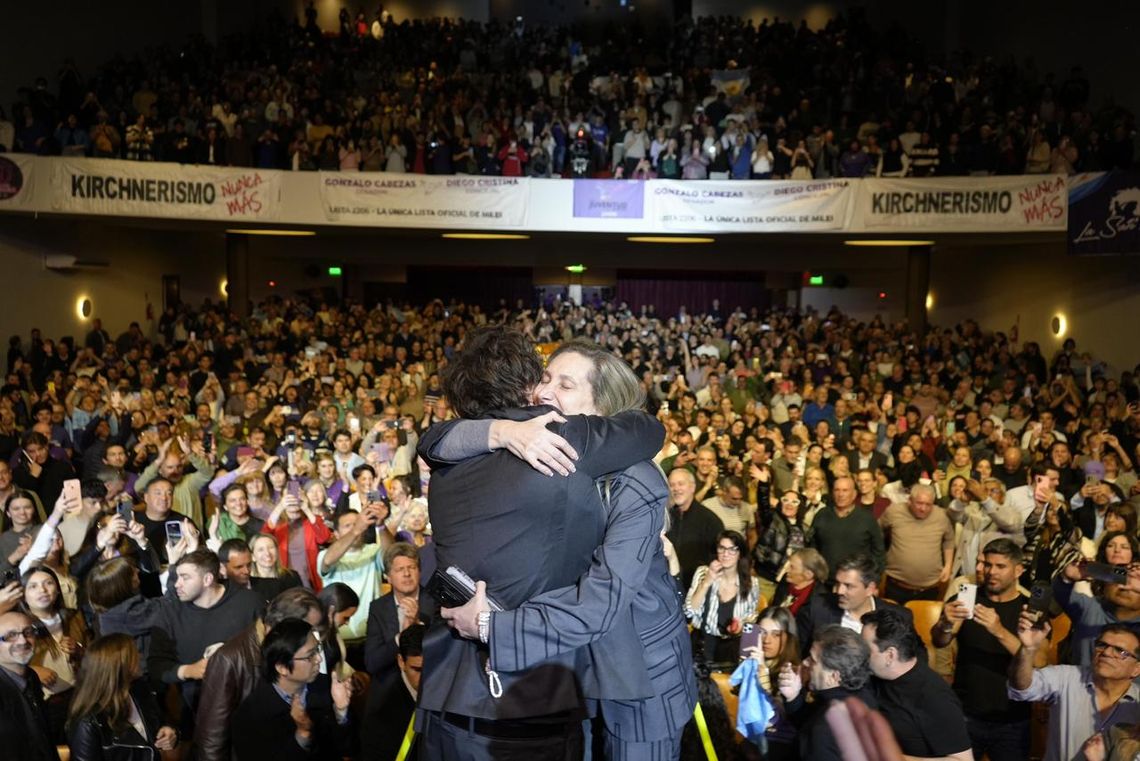 El abrazo del presidente Javier Milei a su hermana Karina.