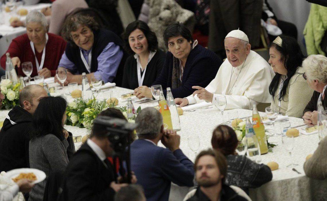 Francisco almorzó con 1.500 pobres en el marco de una jornada mundial
