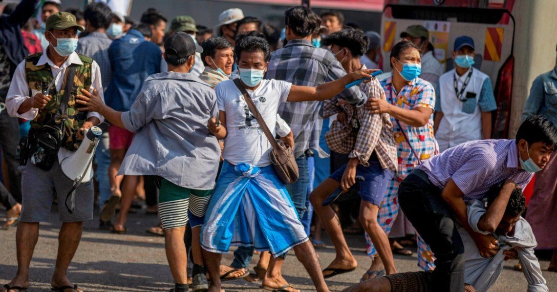 Myanmar  (Birmania) - Militantes pro dictadura atacaron a manifestantes opositores a la junta militar