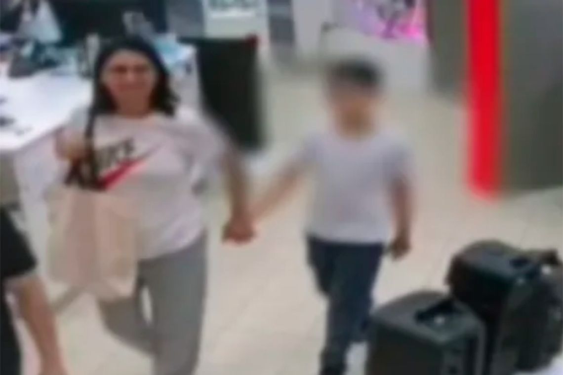 Una madre llevó a su hijo a un comercio y lo instó a robar un celular