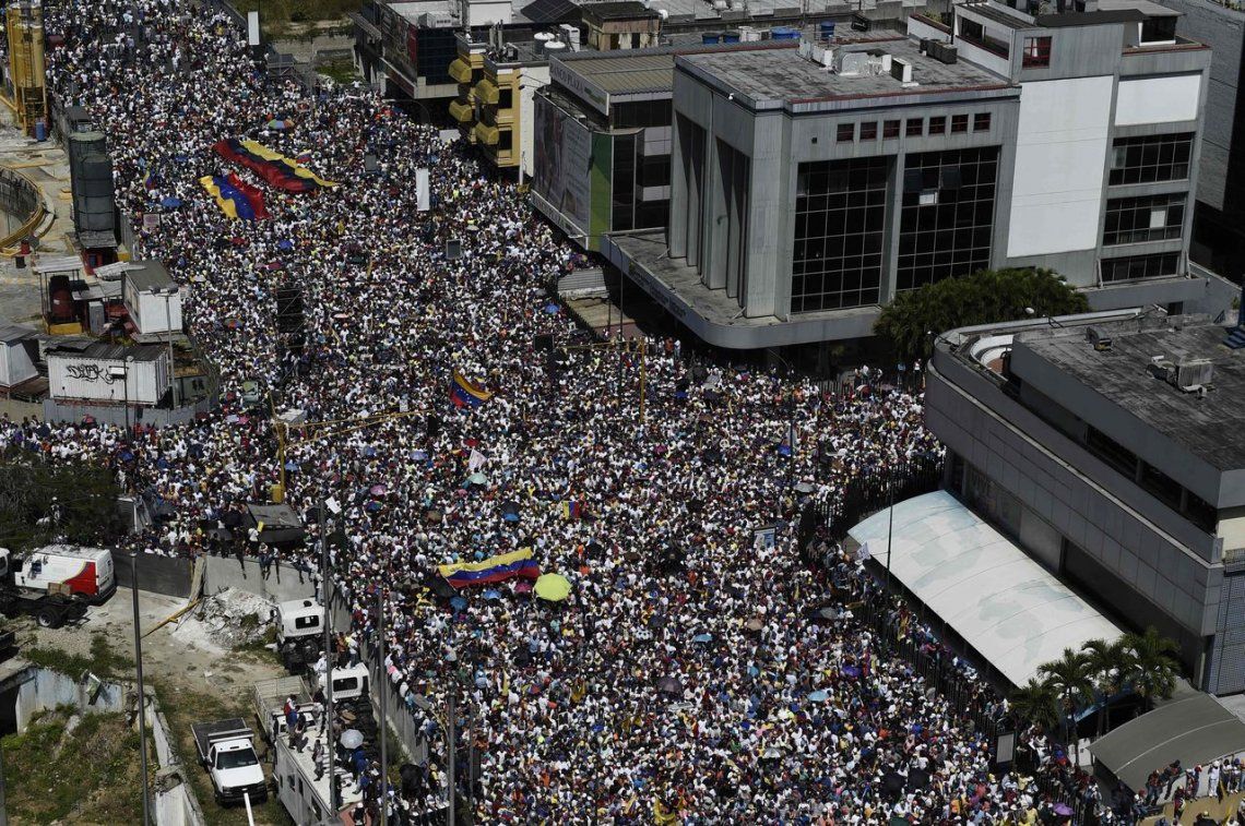#2Feb | Venezuela dividida: multitudinarias marchas en contra y a favor de Nicolás Maduro a 20 años de la asunción de Hugo Chávez