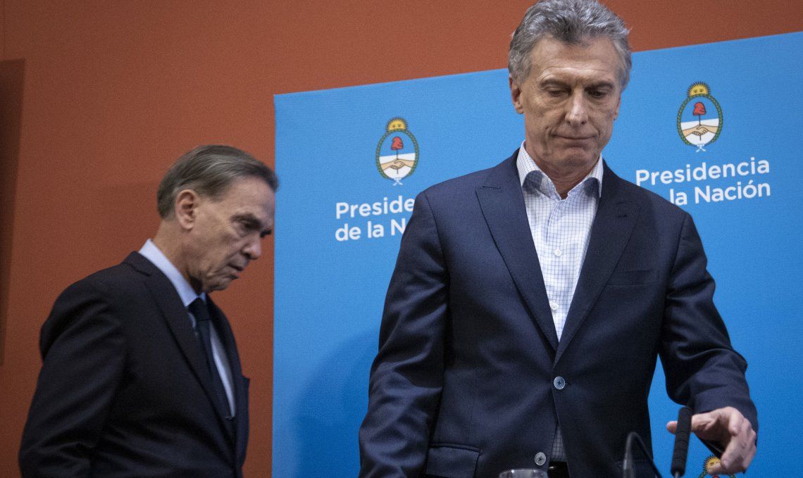 A la fórmula presidencial oficialista se le notaba en el rostro el peso de la derrota del domingo.