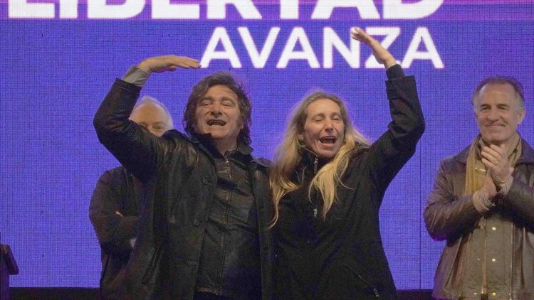Javier y Karina Milei en el acto del cierre de campaña de La Libertad Avanza en Moreno