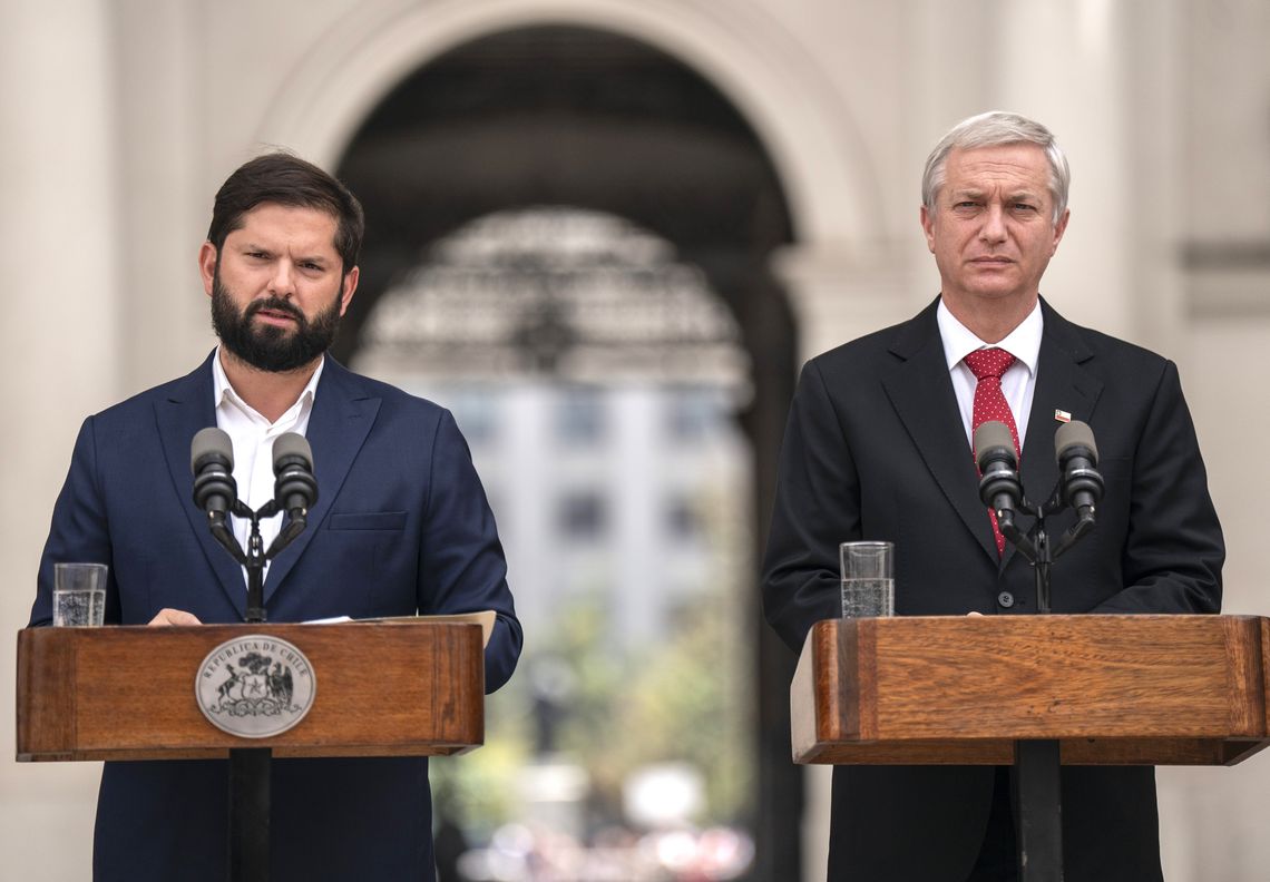 Gabriel Boric, presidente saliente de Chile, junto al mandatario electo José Antonio Kast en una imagen previa al cambio de gobierno.