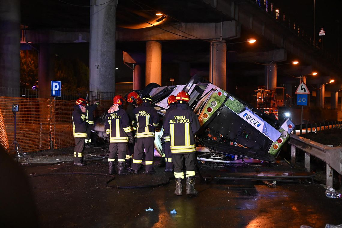Un colectivo con turistas cayó desde un puente de más de 10 metros de altura luego de visitar el centro histórico de Venecia