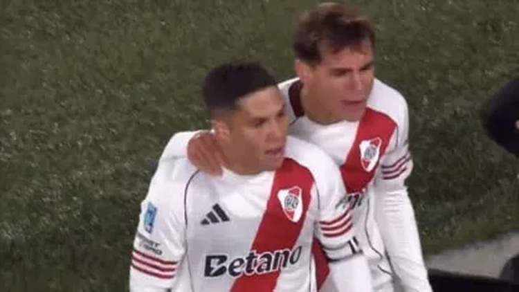 La con... de su madre, le gritó a los fanáticos.