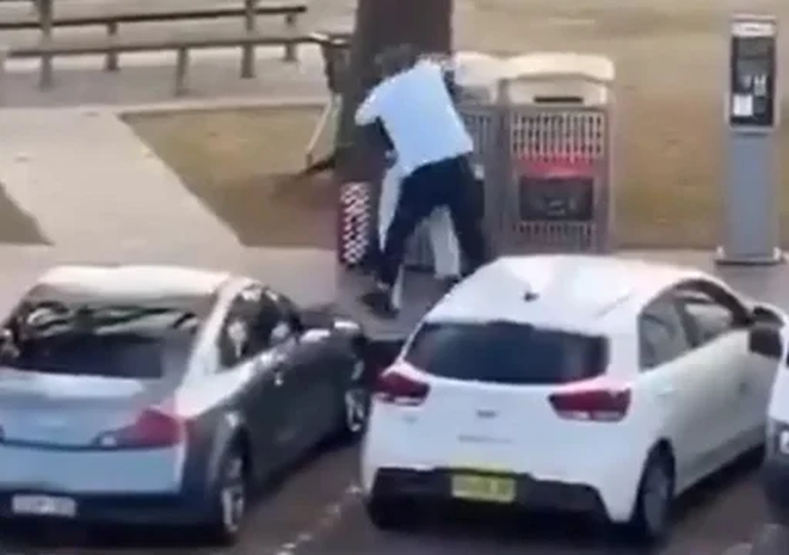 El momento en que el civil comienza a desarmar a uno de los atacantes.