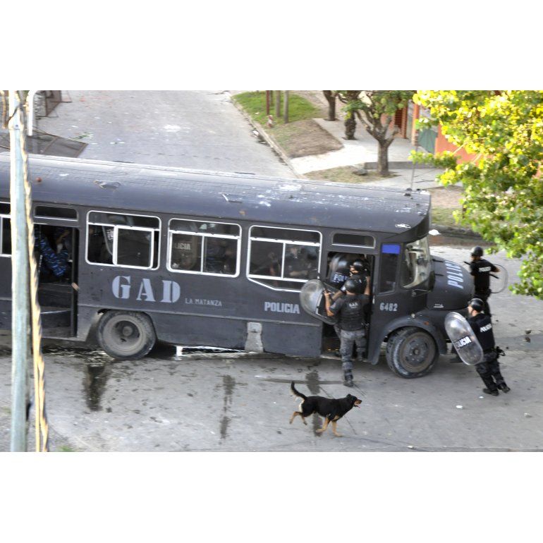 Graves incidentes en cancha de Laferrere: catorce policías heridos
