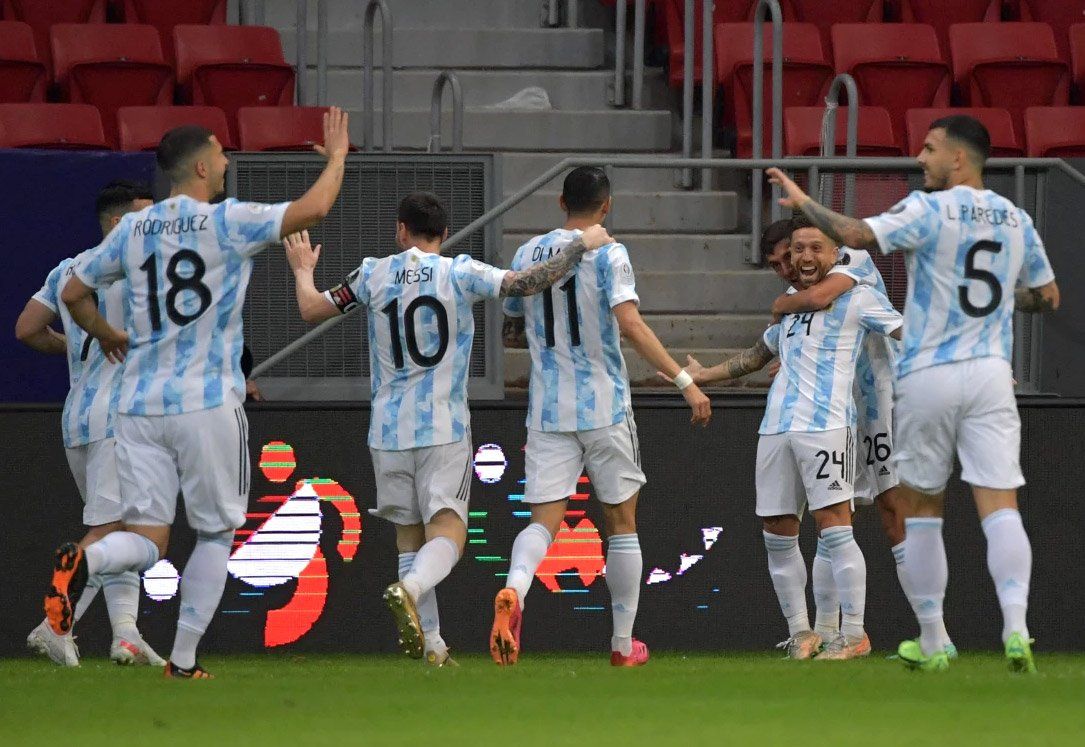 El festejo del seleccionado argentino luego del gol del Papu Gómez ante Paraguay.