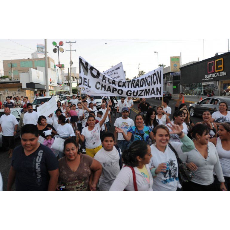 Insólito: masiva marcha para pedir la libertad del Chapo Guzmán