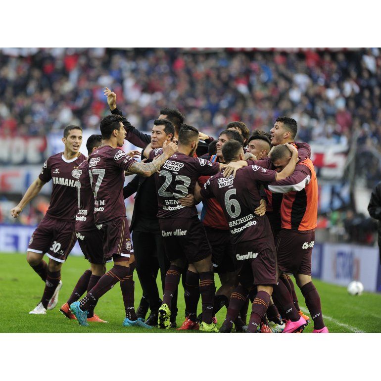 Los jugadores de Lanús festejan el gol de Benítez con Almirón. (Foto: José Brusco / Diario Popular)