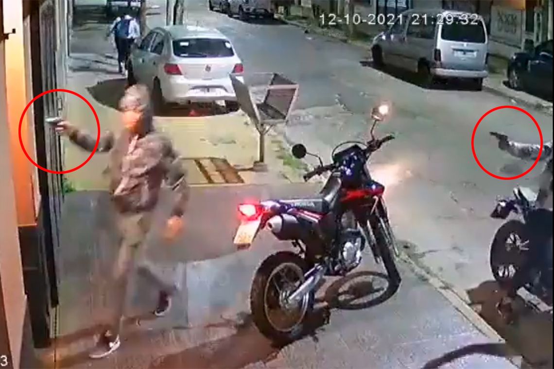 Los dos delincuentes armados sorprendieron al subcomisario en la puerta de su casa para robarle la moto y lo ultimaron. Captura.