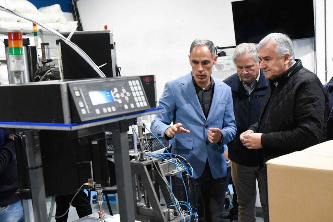 El precandidato presidencial de la UCR realizó una visita a una empresa líder en la prevención de infecciones.