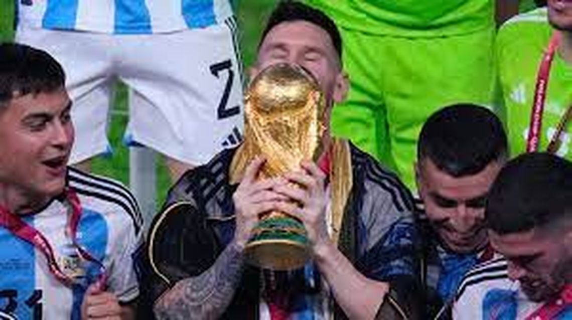 Messi besa la verdadera Copa del Mundo
