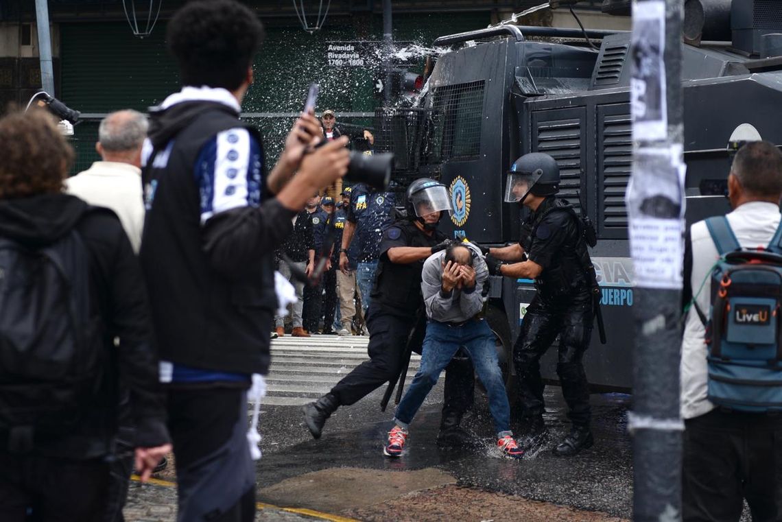 Violencia en la marcha de los jubilados en el Congreso: hay heridos y detenidos