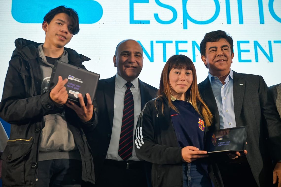 Espinoza y Manzur lanzaron el programa Matanza Tecnológica con la entrega de 20 mil tablets