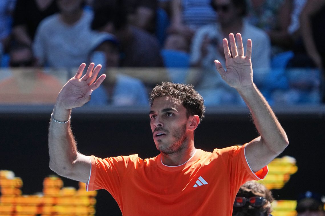 Francisco Cer&uacute;ndolo festeja su triunfo con el que avanz&oacute; a la tercera ronda en Australia.