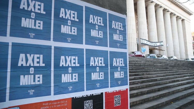 Los afiches también fueron interpretados como una señal hacia la interna del PJ.