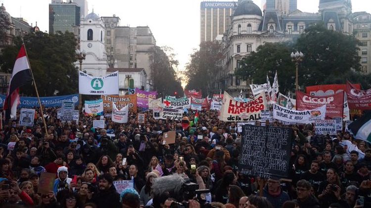 Marcha de trabajadores del Hospital Garrahan a la Plaza de Mayo
