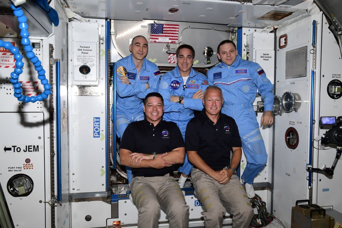 Tras un histórico viaje, la tripulación Crew Dragon fue recibida en la Estación Espacial Internacional