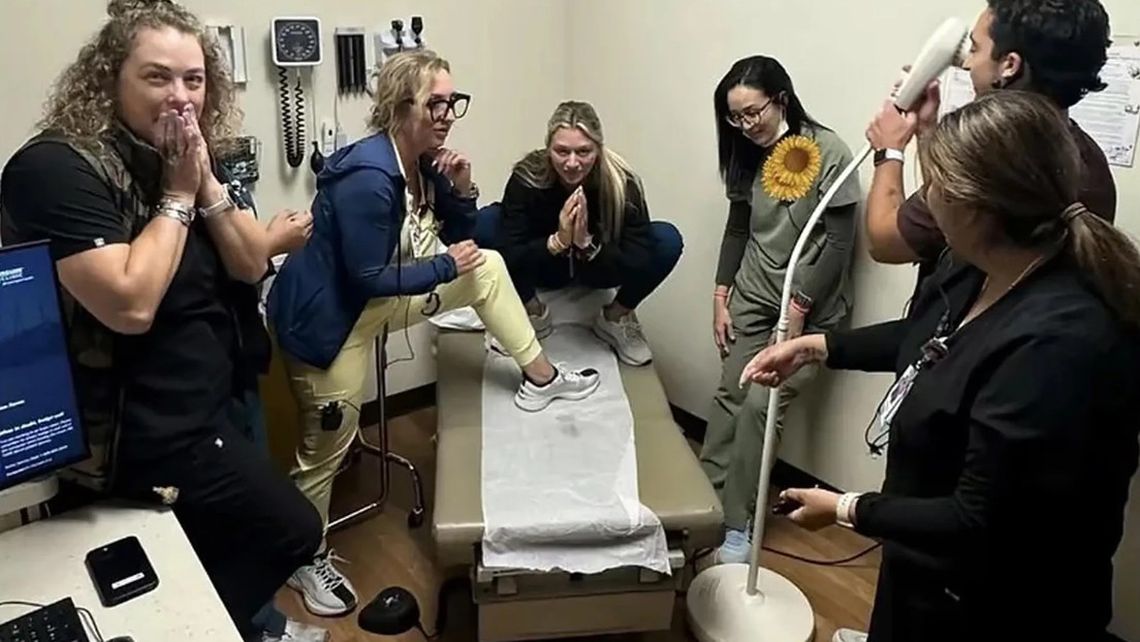 Estados Unidos -un grupo de trabajadores de la guardia de una clínica fue echado por publicar en TikTok imágenes de fluidos de pacientes