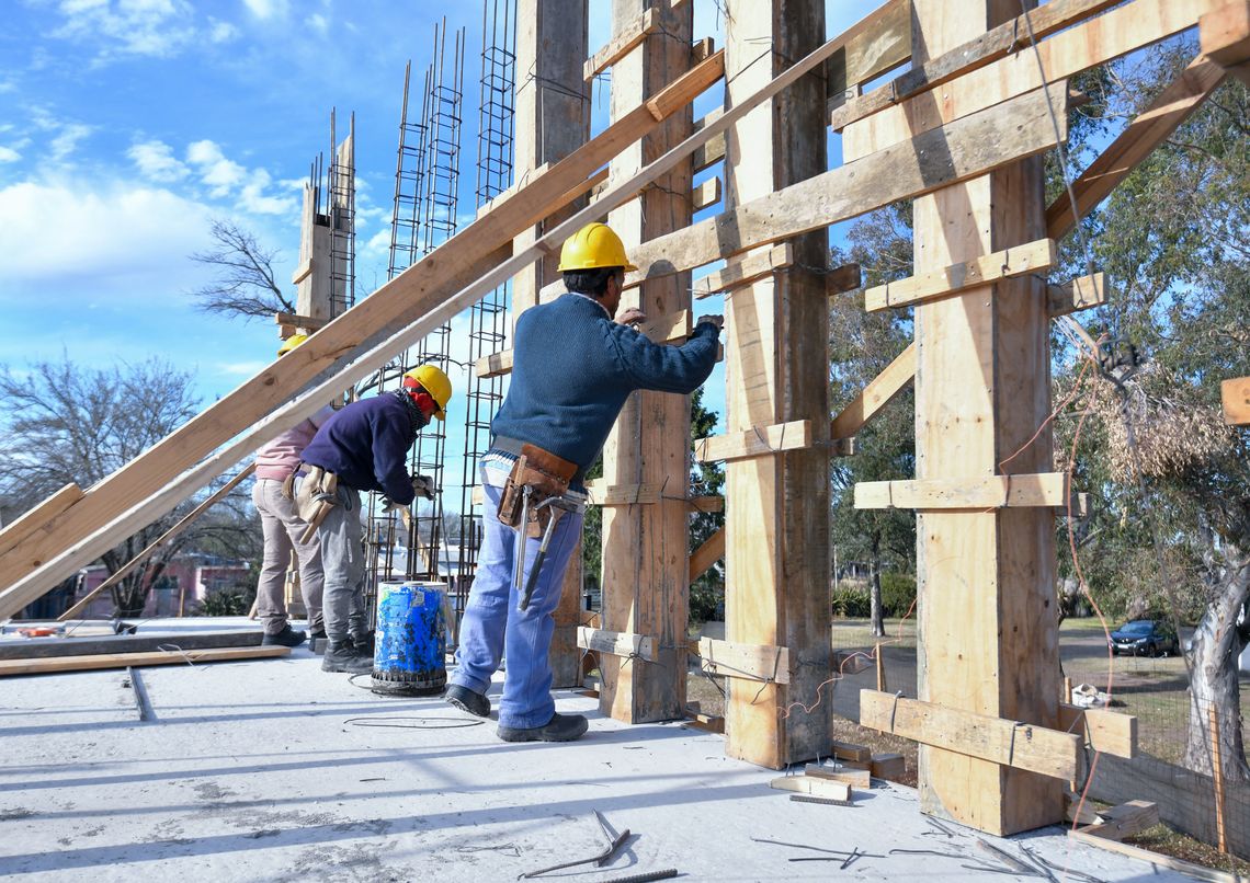 La construcción sintió el cierre de empresas por el freno en las obras públicas y privadas.
