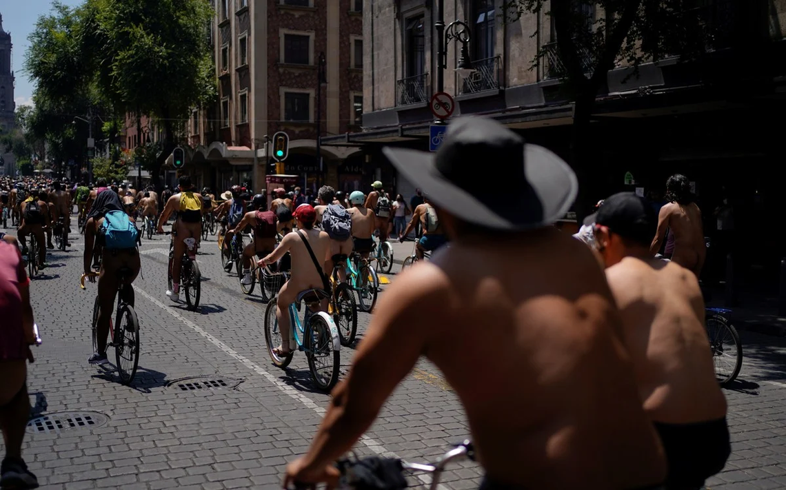 Cientos de ciclistas rodaron desnudos en las calles de México
